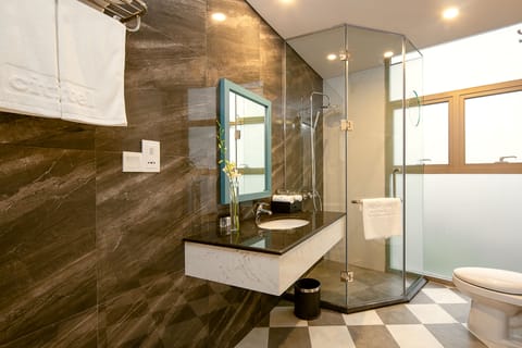 Junior Suite, 1 King Bed, City View | Bathroom | Shower, hydromassage showerhead, designer toiletries, hair dryer