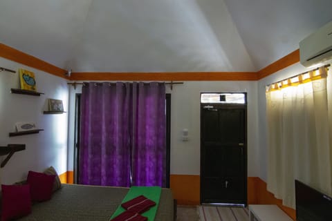 Triple Bungalow with Air-Conditioner | Free WiFi, bed sheets