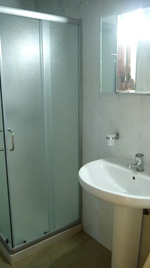 Single Room | Bathroom | Shower, rainfall showerhead, free toiletries, hair dryer