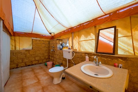 Superior Deluxe Tent | Bathroom | Shower, free toiletries, slippers