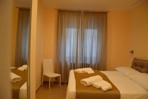 Double Room, 1 Queen Bed | Premium bedding, desk, soundproofing, free WiFi