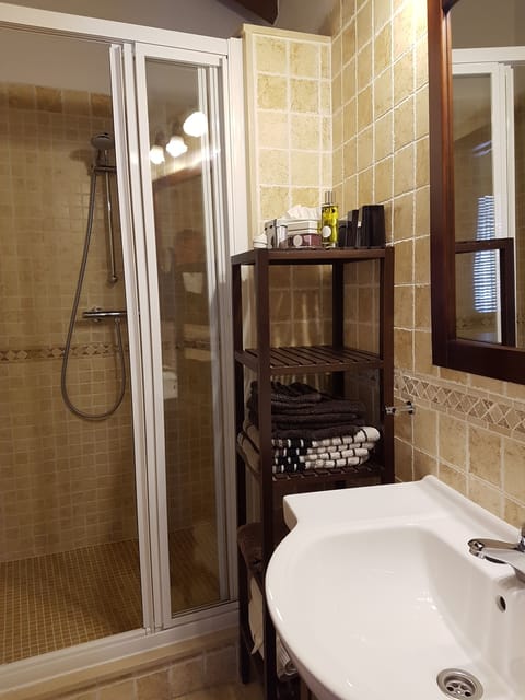 Shower, hair dryer, bathrobes, slippers