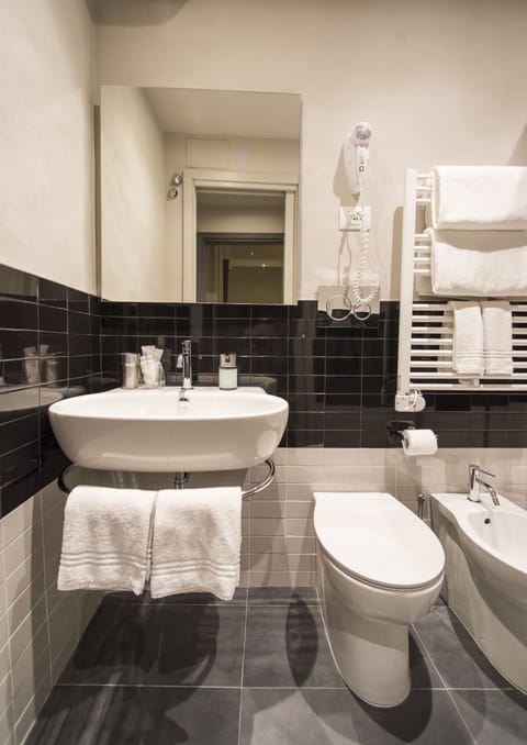 Double Room | Bathroom | Shower, free toiletries, hair dryer, slippers