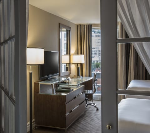 Executive Suite | Premium bedding, pillowtop beds, in-room safe, desk