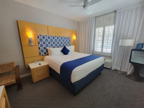 Deluxe Room, 1 King Bed | Premium bedding, down comforters, in-room safe, desk