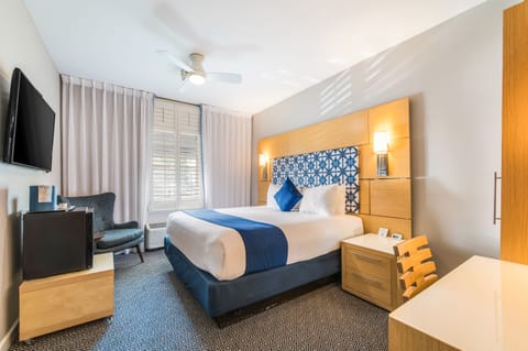 Deluxe Room, 1 King Bed, Accessible | Premium bedding, down comforters, in-room safe, desk