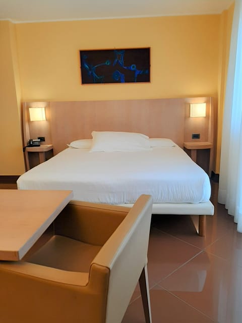 Comfort Double Room, 1 Queen Bed, Non Smoking | Minibar, in-room safe, desk, soundproofing