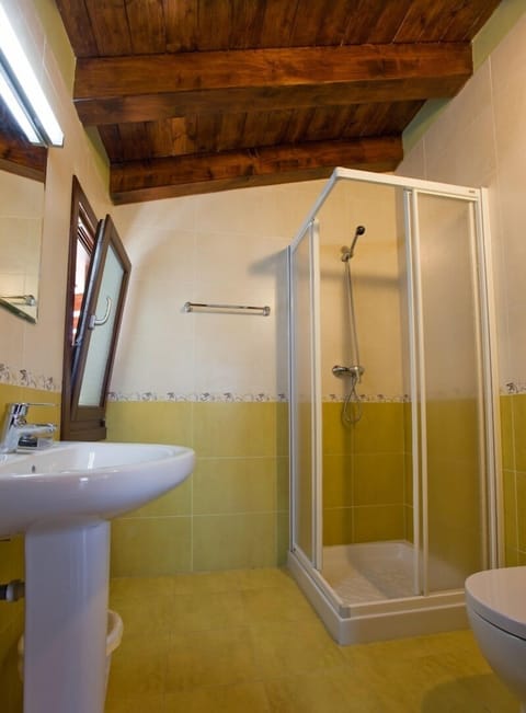 Double or Twin Room, Non Smoking | Bathroom | Shower, free toiletries, hair dryer, towels