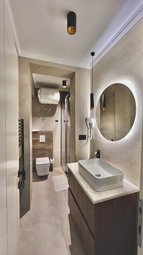 Elite Apartment | Bathroom | Shower, hair dryer, slippers, towels