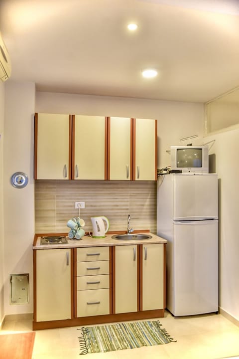 Standard Apartment | Private kitchen | Fridge, stovetop, cookware/dishes/utensils, cleaning supplies