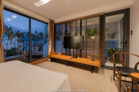 Deluxe Double Room, City View | Living area | Flat-screen TV