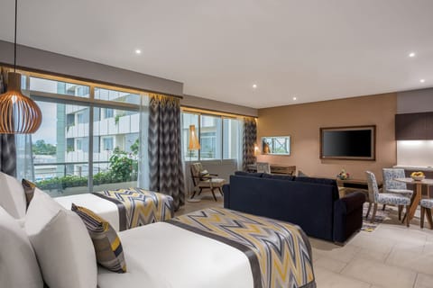 Executive Suite, 2 Twin Beds, Kitchenette | 1 bedroom, minibar, in-room safe, individually decorated