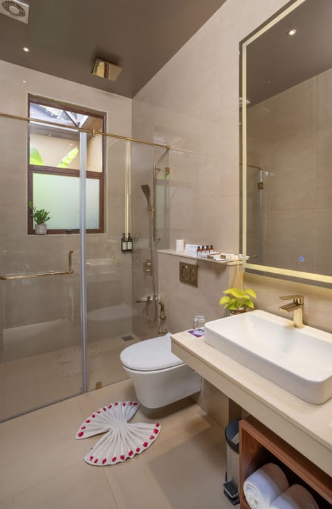 Pool Villa | Bathroom | Shower, rainfall showerhead, free toiletries, hair dryer