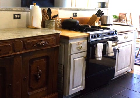 Great working kitchen, open to the dining and living room