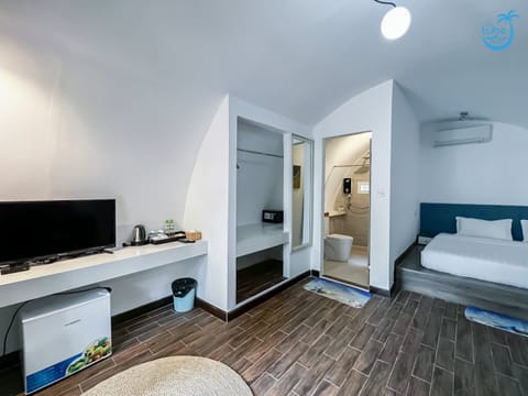 Deluxe Double Room, Garden View | Minibar, in-room safe, desk, free WiFi