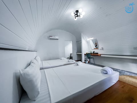 Deluxe Twin Room, Sea View | Minibar, in-room safe, desk, free WiFi