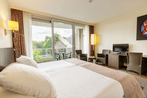 Standard Double Room, 2 Twin Beds | In-room safe, desk, free WiFi, bed sheets