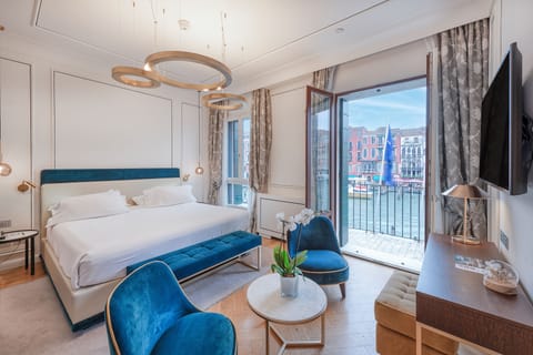 Suite Gran Canal | Premium bedding, down comforters, memory foam beds, minibar