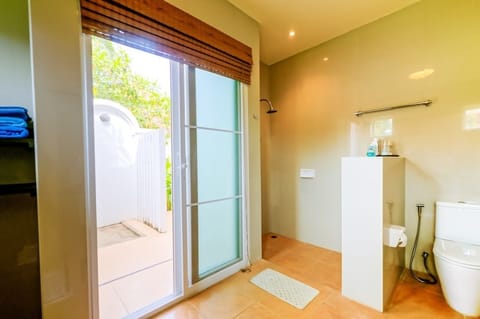 2 Bedrooms Villa | Bathroom | Shower, towels