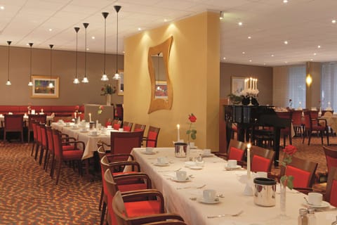 Breakfast, lunch and dinner served