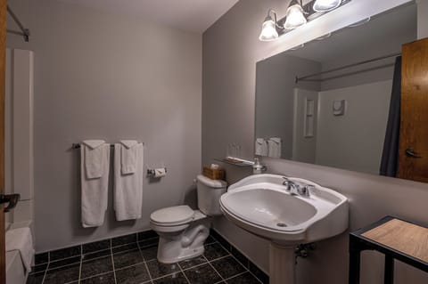 Combined shower/tub, deep soaking tub, free toiletries, towels