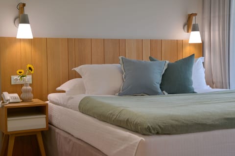 Executive Suite | Pillowtop beds, free minibar, in-room safe, desk