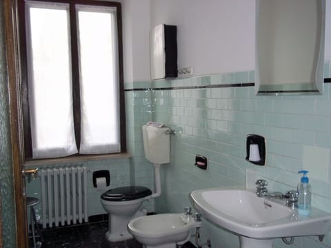 Comfort Double Room, Private Bathroom | Bathroom | Hair dryer, bidet, towels, shampoo