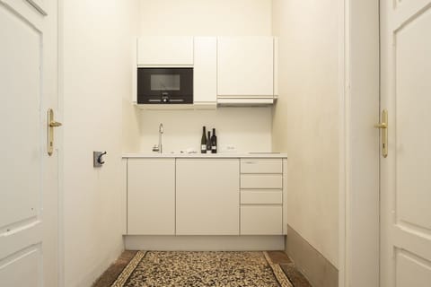 Junior Suite, Balcony | Private kitchen | Stovetop, electric kettle, cookware/dishes/utensils