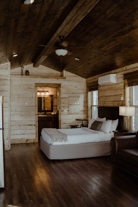 Teton Queen Cabin | Free WiFi, bed sheets