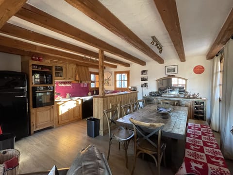 Large dining space, well equipped kitchen (inc. dishwasher, raclette etc)