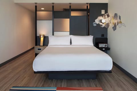 aloft, Room, 1 King Bed | In-room safe, blackout drapes, free cribs/infant beds, free WiFi