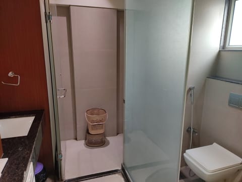 Premium Room, 1 King Bed | Bathroom | Shower, free toiletries, slippers, towels