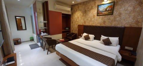 Premium Room, 1 King Bed | In-room safe, blackout drapes, soundproofing, iron/ironing board