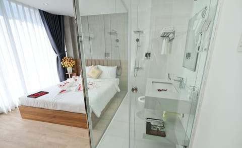 Deluxe Double Room, Partial Ocean View | Bathroom | Shower, free toiletries, hair dryer, slippers