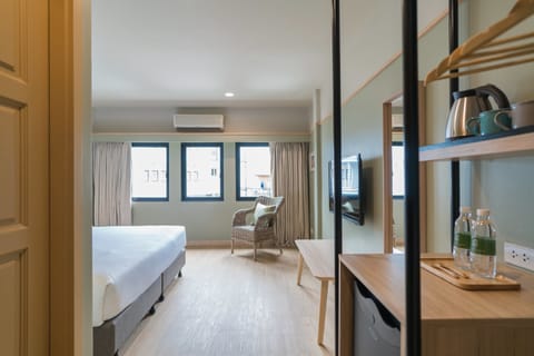 Deluxe Room, 1 King Bed, Non Smoking | Premium bedding, free minibar, in-room safe, blackout drapes