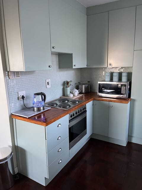 Fully kitted kitchen 