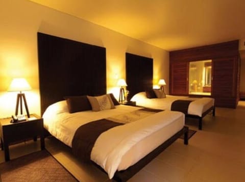 Executive Suite | In-room safe, desk, iron/ironing board, rollaway beds