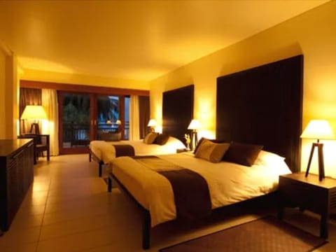 Executive Suite | In-room safe, desk, iron/ironing board, rollaway beds