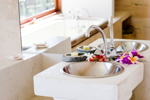  Apartment Maestro | Bathroom | Free toiletries, hair dryer, towels