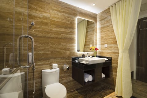 Premier Room, Ocean View | Bathroom | Free toiletries, hair dryer, bathrobes, slippers