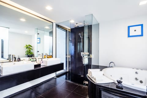 The Sky Jacuzzi Suite | Bathroom | Free toiletries, hair dryer, bathrobes, slippers