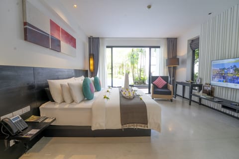 The Splash Pool Access with King Bed | Premium bedding, minibar, in-room safe, individually furnished