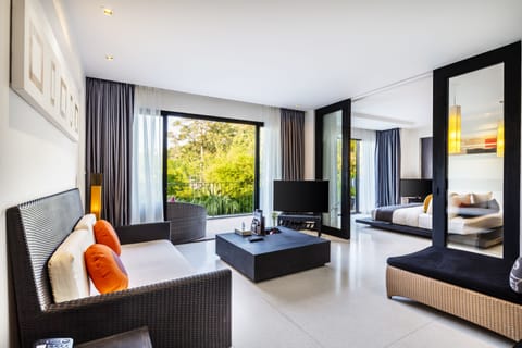 The Sky Jacuzzi Suite | Living room | Smart TV