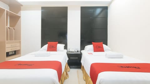 Twin Room | Desk, free WiFi, bed sheets