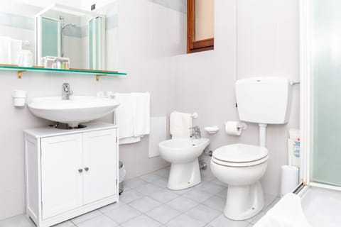 Elite Double or Twin Room, Lake View | Bathroom | Shower, hair dryer, slippers, bidet