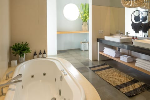 Origin Studio | Bathroom | Free toiletries, hair dryer, towels, soap
