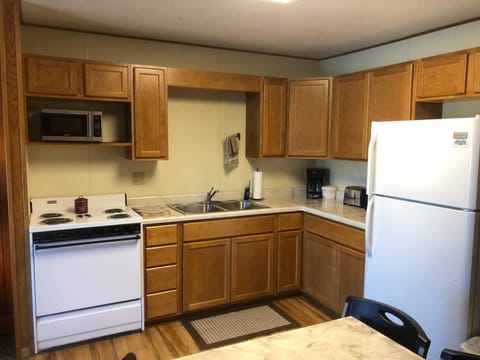 Deluxe Cabin, 3 Bedrooms, Lake View | In-room dining