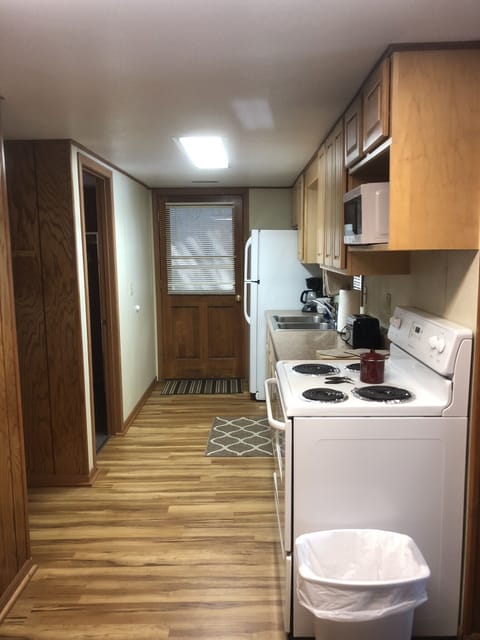 Deluxe Cabin, 2 Bedrooms, Lake View | Private kitchen | Full-size fridge, microwave, oven, stovetop