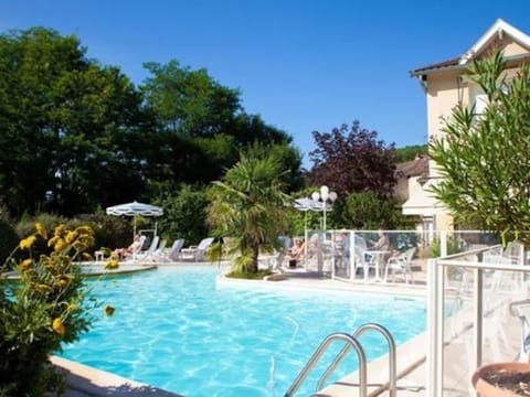 Outdoor pool, pool umbrellas, sun loungers