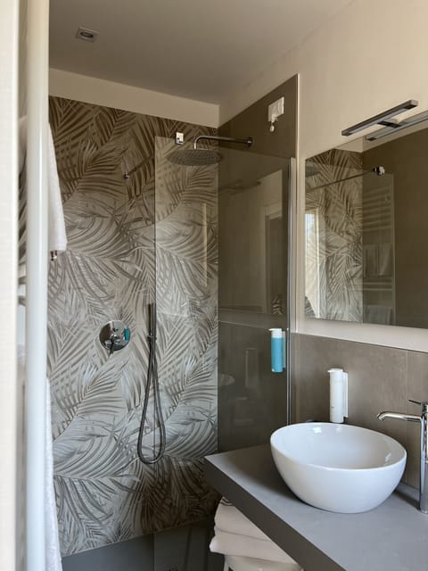 Comfort Double Room, 1 Queen Bed, Non Smoking | Bathroom | Shower, free toiletries, hair dryer, bidet